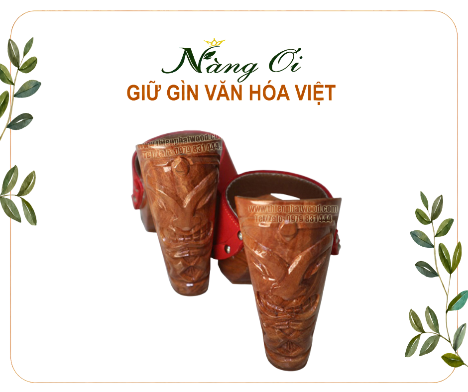 guốc mộc chạm khắc mặt người